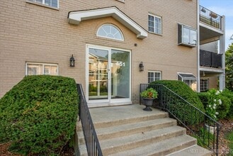 451 Valley Dr in Naperville, IL - Building Photo - Building Photo