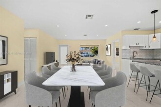 6851 SW 48th Terrace in Miami, FL - Building Photo - Building Photo