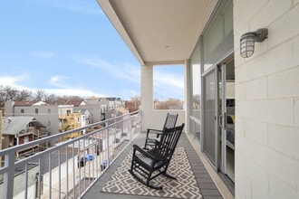 2048 W Chicago Ave in Chicago, IL - Foto de edificio - Building Photo