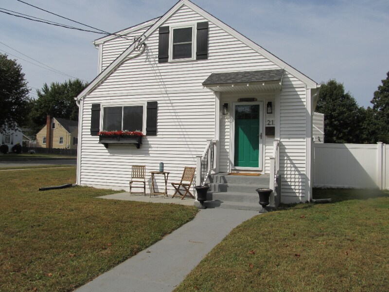 21 Deepwood Dr in Manchester, CT - Building Photo