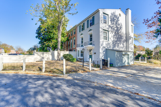 8131 Pinelake Ct, Unit Level 1 - Walkout in Alexandria, VA - Building Photo - Building Photo