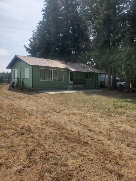 8105 W Valley Rd in Clayton, WA - Building Photo