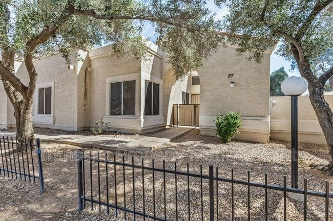 1111 W Summit Pl in Chandler, AZ - Building Photo - Building Photo