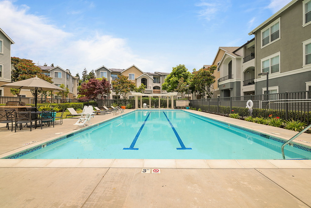 City Centre in Hayward, CA - Foto de edificio