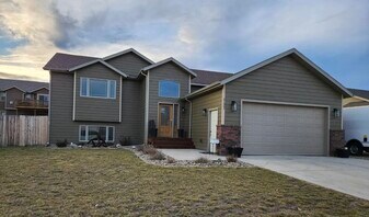 737 Copperfield Dr in Rapid City, SD - Building Photo