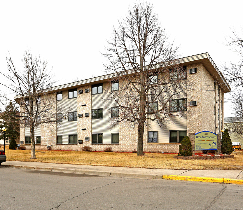 Broadway Square in Monticello, MN - Foto de edificio