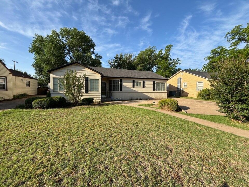 2825 24th St in Lubbock, TX - Building Photo