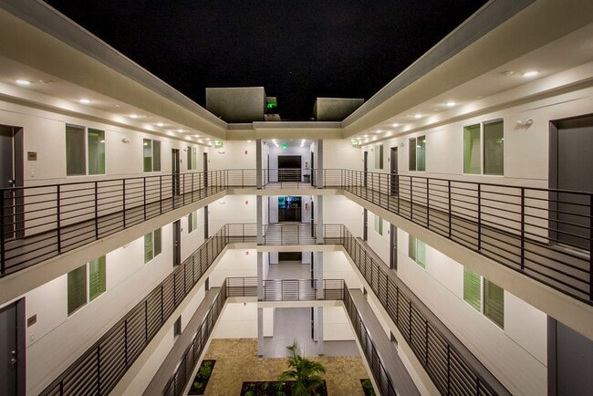 Glenoaks Villas at Sylmar in Sylmar, CA - Foto de edificio - Building Photo