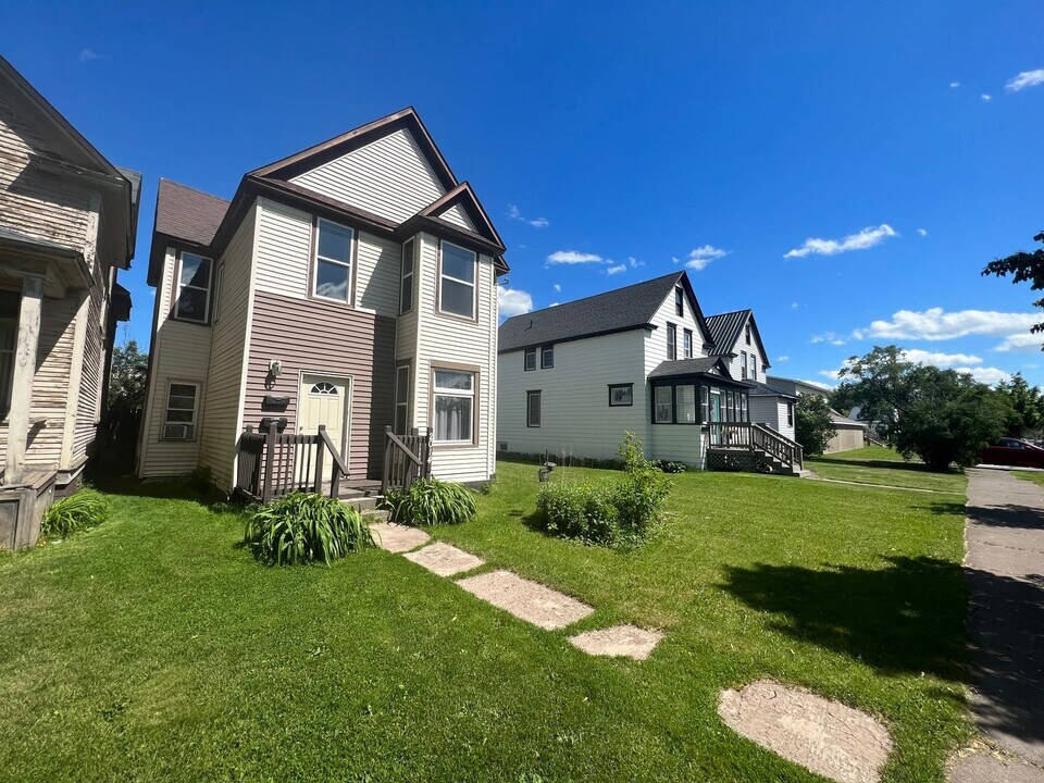2014 Banks Ave in Superior, WI - Building Photo