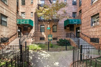 Elmhurst Gardens in Elmhurst, NY - Building Photo - Building Photo