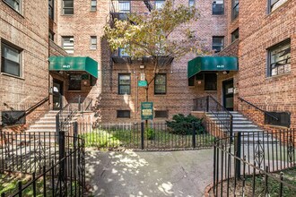 Elmhurst Gardens in Elmhurst, NY - Foto de edificio - Building Photo