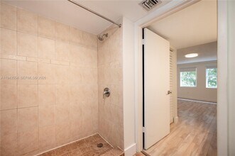 1 Alhambra Cir in Coral Gables, FL - Building Photo - Building Photo