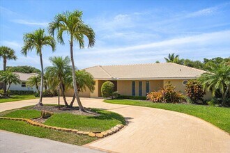 3261 SE Fairway W in Stuart, FL - Building Photo - Building Photo