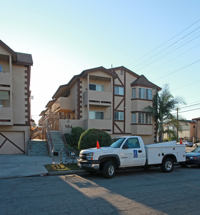 184 W Valencia Ave in Burbank, CA - Building Photo