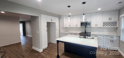 2000 Tyvola Rd in Charlotte, NC - Foto de edificio - Building Photo
