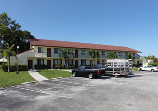 Lakeview Gardens Condominiums in Lake Worth, FL - Building Photo - Building Photo