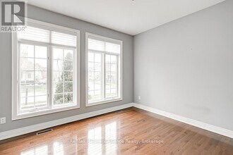 1527 Arrowhead Rd in Oakville, ON - Building Photo - Building Photo