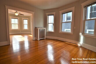 82 Montebello Rd, Unit 2 in Boston, MA - Foto de edificio - Building Photo