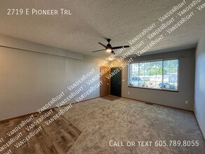 2719 E Pioneer Trail in Sioux Falls, SD - Building Photo - Building Photo
