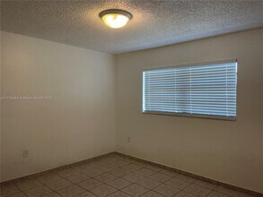 2744 W 60th St in Hialeah, FL - Building Photo - Building Photo