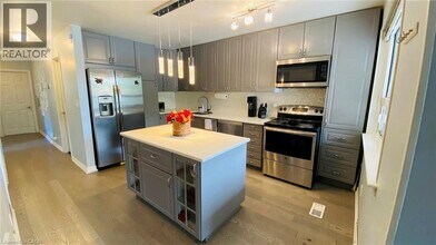 1601 Sandgate Crescent in Mississauga, ON - Building Photo - Building Photo