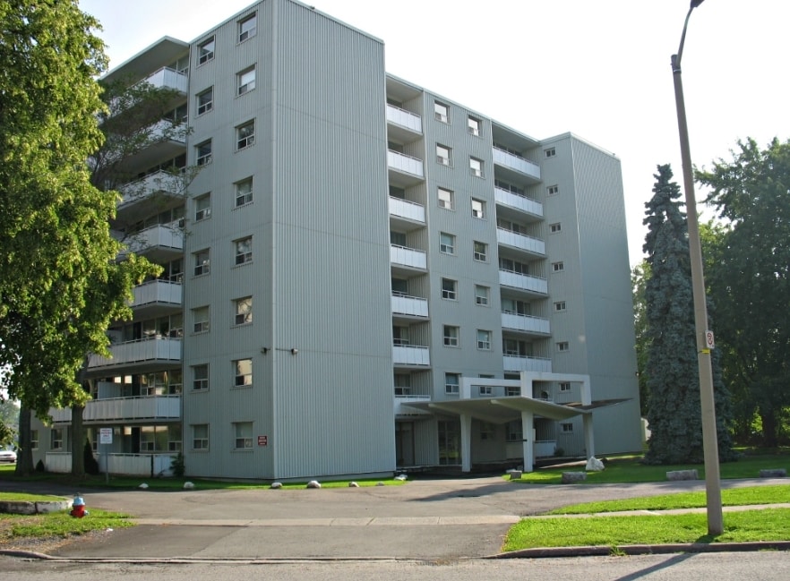 Camelot Terrace in Niagara Falls, ON - Building Photo