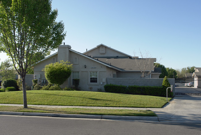 1203 W Spruce Ave in Fresno, CA - Foto de edificio - Building Photo