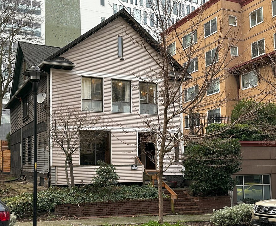 417 Minor Ave N, Unit Apt #1 in Seattle, WA - Foto de edificio