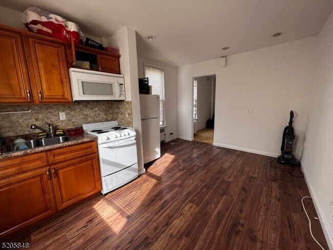 33 Monroe Pl in Bloomfield, NJ - Building Photo - Building Photo