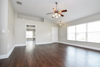10755 Standing Stone Dr in Wimauma, FL - Building Photo - Building Photo