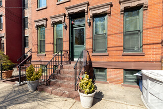 236 6th St in Jersey City, NJ - Building Photo - Building Photo