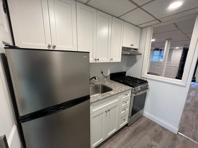 11 Myrtle St, Unit B in Boston, MA - Building Photo - Building Photo