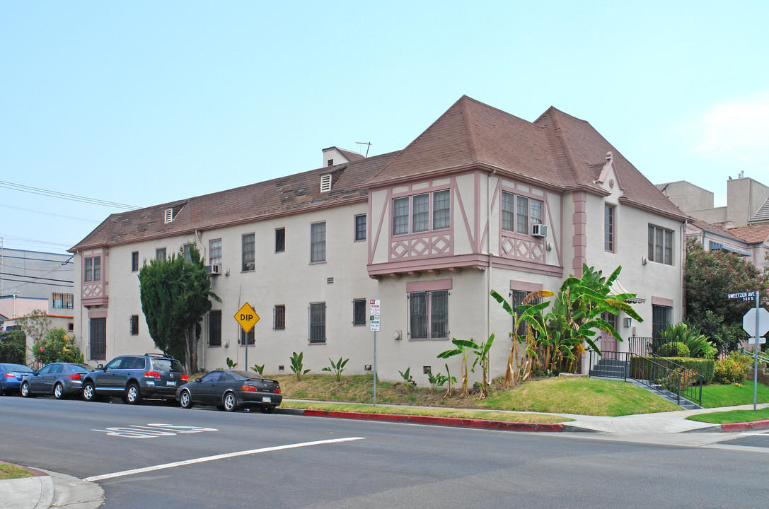 8261 Blackburn Ave in Los Angeles, CA - Building Photo