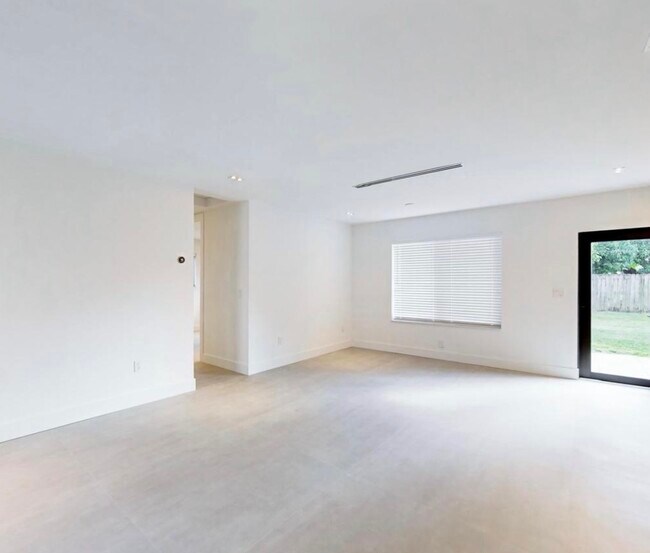 830 NE 171st Ter in North Miami Beach, FL - Building Photo - Building Photo