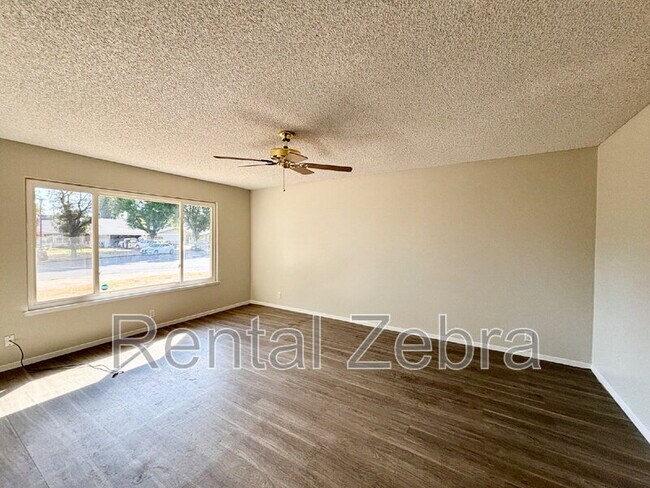 3047 Bedford Dr in Merced, CA - Foto de edificio - Building Photo