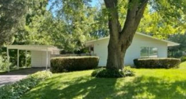 property at 33 S Prairie St
