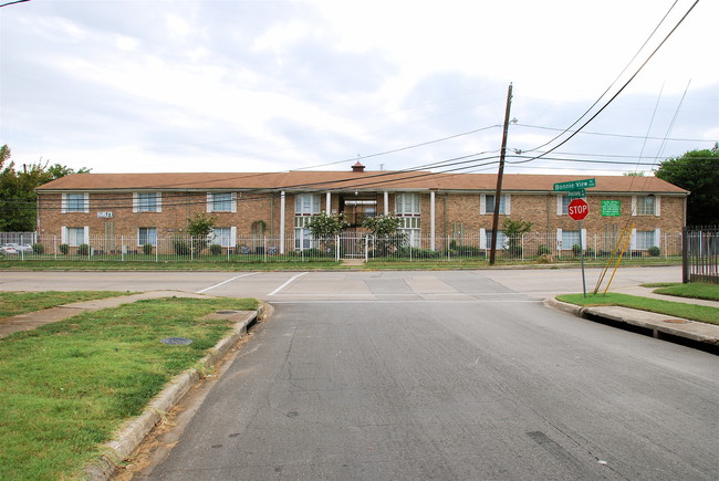 Cedar Crossing in Dallas, TX - Building Photo - Building Photo