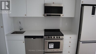 412-412 Silver Maple Rd in Oakville, ON - Building Photo - Building Photo