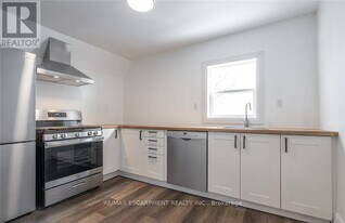 198 Sherman Ave N in Hamilton, ON - Building Photo