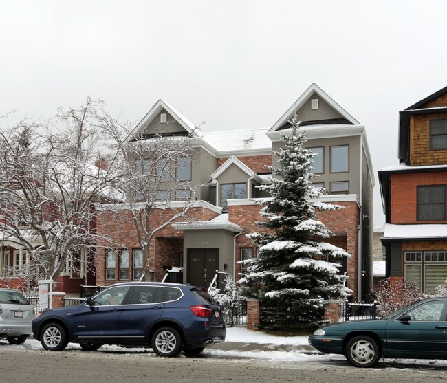 528 23rd Ave SW in Calgary, AB - Building Photo - Primary Photo