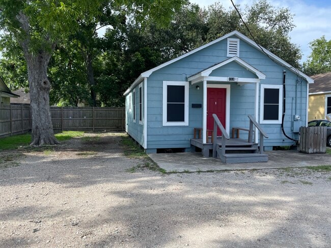 property at 1318 W Blum St