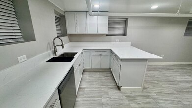 5454 W Berteau Ave, Unit B in Chicago, IL - Foto de edificio - Building Photo