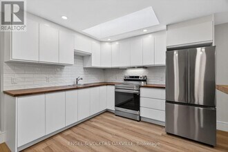 131 Lakeshore Rd E in Oakville, ON - Building Photo - Building Photo