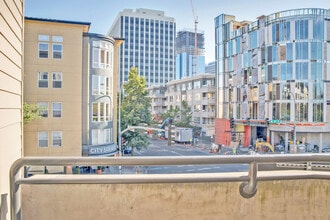 11000 NE 10th St in Bellevue, WA - Foto de edificio - Building Photo