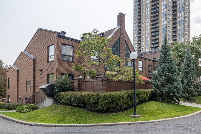 100 Hillside Dr in Ottawa, ON - Building Photo - Building Photo