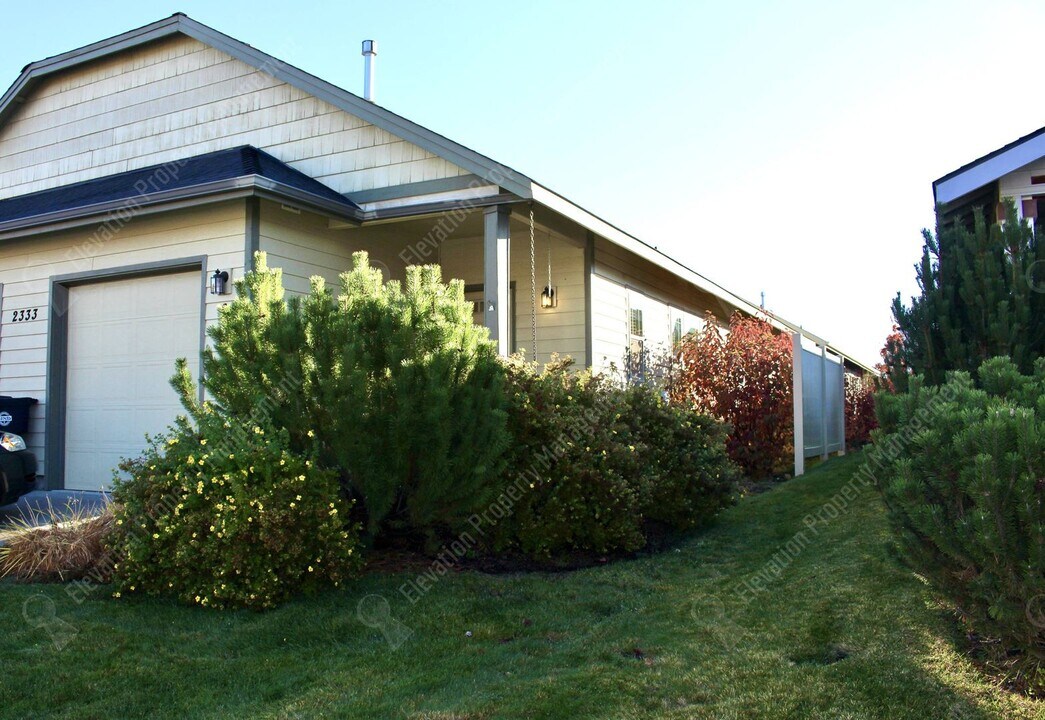 2333 NE Mary Rose Pl in Bend, OR - Building Photo