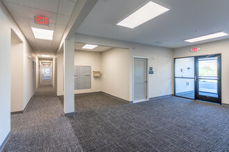 South Pointe II Apartments in Owatonna, MN - Foto de edificio - Lobby