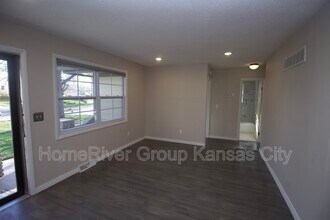 8205 NE 51st St in Kansas City, MO - Building Photo - Building Photo