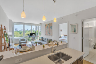 795 Columbus Ave in New York, NY - Building Photo - Building Photo