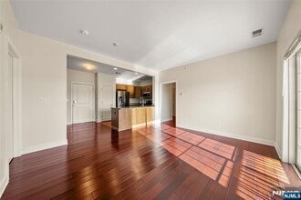 2404 Windsor Park Ct in Englewood, NJ - Building Photo - Building Photo